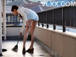 Chồng gọi điện liên tục trong khi vợ đang bị sếp địt trong khách sạn